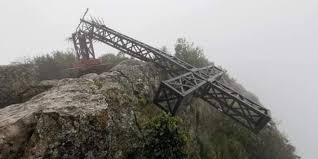 Christianophobie : la croix du pic Saint-Loup (Hérault) détruite par des laïcards Christianophobie : la croix du pic Saint-Loup (Hérault) détruite par des laïcards