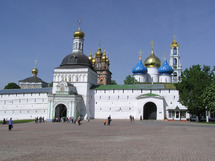 Pèlerinage d'un groupe d'étudiants de Sciences Po Paris à la laure Trinité-Saint-Serge Pèlerinage d'un groupe d'étudiants de Sciences Po Paris à la laure Trinité-Saint-Serge