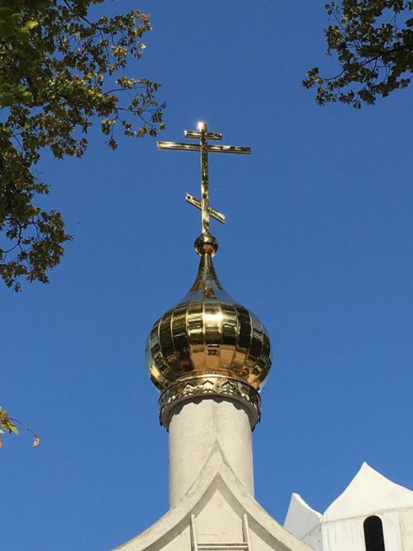 Strasbourg, une petite coupole couronnée d'une croix a été installée sur le faîte du portail de l'église de Tous les Saints