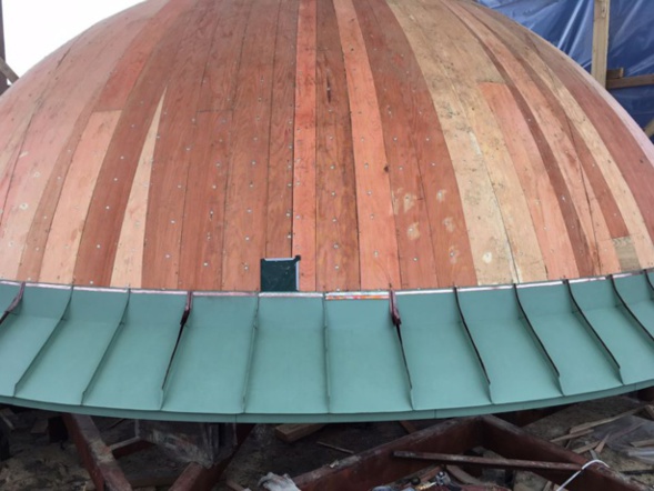 Strasbourg, une petite coupole couronnée d'une croix a été installée sur le faîte du portail de l'église de Tous les Saints