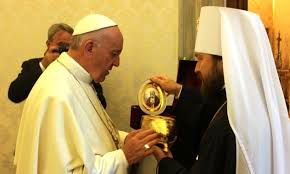 LE MÉTROPOLITE HILARION DE VOLOKOLAMSK RENCONTRE LE PAPE FRANÇOIS DE ROME