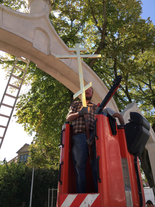 Installation d'une coupole avec une croix sur la porte principale du complexe religieux de Tous les Saints à Strasbourg