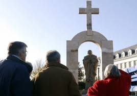 Symbole de l’« identité chrétienne » - la statue de Jean-Paul II fait front