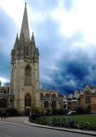 A la différence de ce qui s'est passé à Oxford et Harvard, la reconstruction d'églises orthodoxes au sein des Universités russes a suscité des protestations de journalistes A la différence de ce qui s'est passé à Oxford et Harvard, la reconstruction d'églises orthodoxes au sein des Universités russes a suscité des protestations de journalistes