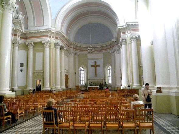 La façade de l’église catholique Sainte-Catherine a été restaurée  pour l’ouverture de la Coupe du monde de foot