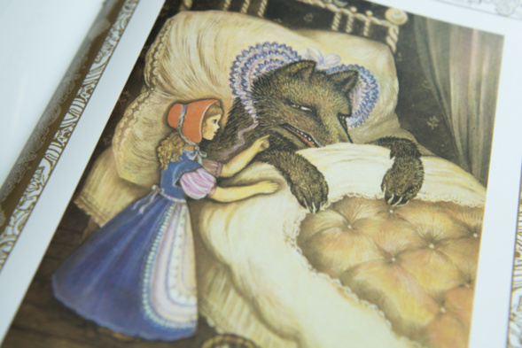 Une nouvelle édition du "Petit Chaperon rouge" de Charles Perrault illustrée par Xenia Krivochéine Une nouvelle édition du "Petit Chaperon rouge" de Charles Perrault illustrée par Xenia Krivochéine