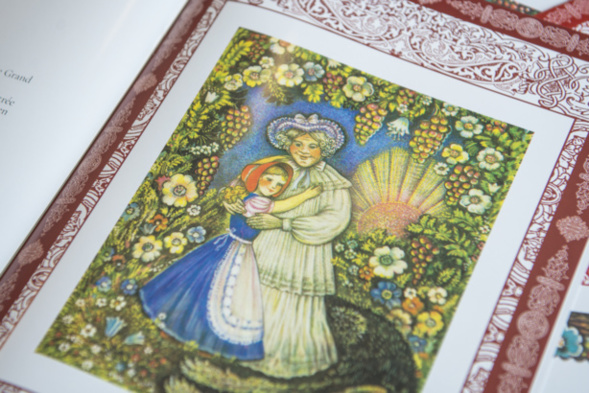 Une nouvelle édition du "Petit Chaperon rouge" de Charles Perrault illustrée par Xenia Krivochéine Une nouvelle édition du "Petit Chaperon rouge" de Charles Perrault illustrée par Xenia Krivochéine