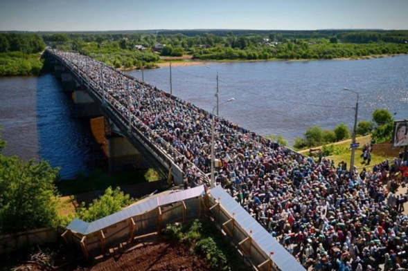 UNE ANCIENNE PROCESSION RESSUSCITÉE EN RUSSIE UNE ANCIENNE PROCESSION RESSUSCITÉE EN RUSSIE