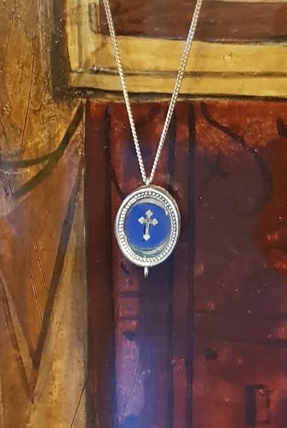 Une parcelle du Précieux Bois de la Sainte Croix a été offerte à l'église des Trois Saints Hiérarques par l'archimandrite Siméon Une parcelle du Précieux Bois de la Sainte Croix a été offerte à l'église des Trois Saints Hiérarques par l'archimandrite Siméon