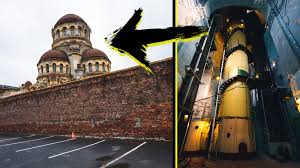Sous l’URSS l’église Notre-Dame-de-la-Miséricorde a été transformée en école de plongée Sous l’URSS l’église Notre-Dame-de-la-Miséricorde a été transformée en école de plongée