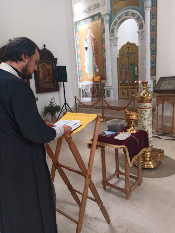 La terre recueillie sur le terrain paroissial de la nécropole russe de Sainte-Geneviève-des-Bois a été transférée dans une nouvelle église à Sébastopol à l’occasion du 100e anniversaire de « l’Exode russe »