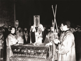 Saint Séraphim de Sarov " Christ est ressuscité, ma joie ! " La découverte miraculeuse des reliques du saint en 1991 à Leningrad