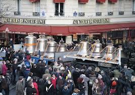 Arrivée en grande pompe des cloches de Notre-Dame. Les cloches annoncent la gloire de Dieu! 