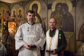 Le prêtre Nikolaï Tikhonchuk et le diacre Marc Andronikof, des professionnels de la santé, ont été décorés de médailles de l’Église orthodoxe russe « Gratitude patriarcale » pour leur lutte contre l’épidémie de coronavirus Le prêtre Nikolaï Tikhonchuk et le diacre Marc Andronikof, des professionnels de la santé, ont été décorés de médailles de l’Église orthodoxe russe « Gratitude patriarcale » pour leur lutte contre l’épidémie de coronavirus