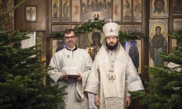 Le prêtre Nikolaï Tikhonchuk et le diacre Marc Andronikof, des professionnels de la santé, ont été décorés de médailles de l’Église orthodoxe russe « Gratitude patriarcale » pour leur lutte contre l’épidémie de coronavirus Le prêtre Nikolaï Tikhonchuk et le diacre Marc Andronikof, des professionnels de la santé, ont été décorés de médailles de l’Église orthodoxe russe « Gratitude patriarcale » pour leur lutte contre l’épidémie de coronavirus