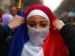 L'extrême droite française appelle à la fin de l'idéologie islamiste dans le pays et à l'interdiction du hijab