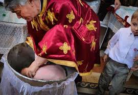 Un bébé, qui n’a pas survécu au rituel de l’immersion lors de son baptême Un bébé, qui n’a pas survécu au rituel de l’immersion lors de son baptême