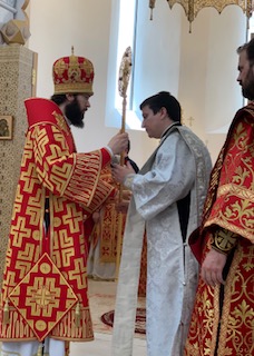  Mgr Antoine a  conféré le droit de porter un genouiller au père Maxime Politov  et a ordonné diacre Daniel Naberejny