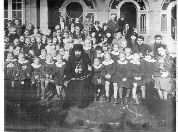Émigration russe en Chine. Saint Jean de Shanghai au milieu des enfants de l’orphelinat de saint Tikhon de Zadonsk.