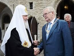 Le patriarche Cyrille décore Edgar Savisaar, maire de Tallin
