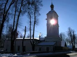 Une église sur le bord de la route