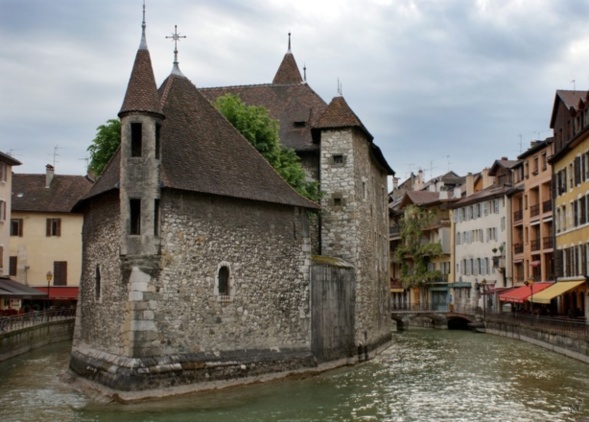 Annecy: Première Liturgie dans la nouvelle communauté