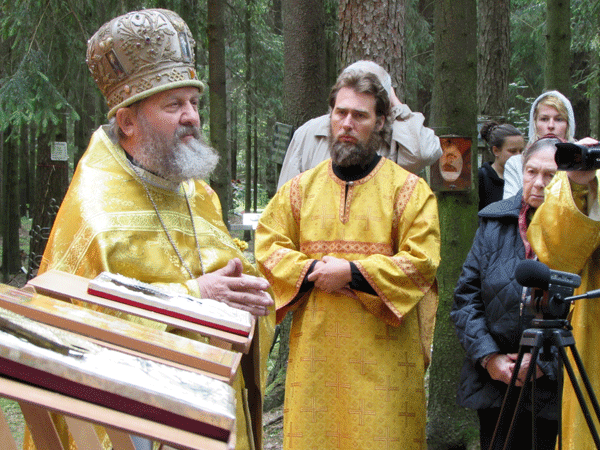 Une liturgie a été officiée le 29 dimanche  juin au cimetière mémorial de Levachovo non loin de Saint Petersburg