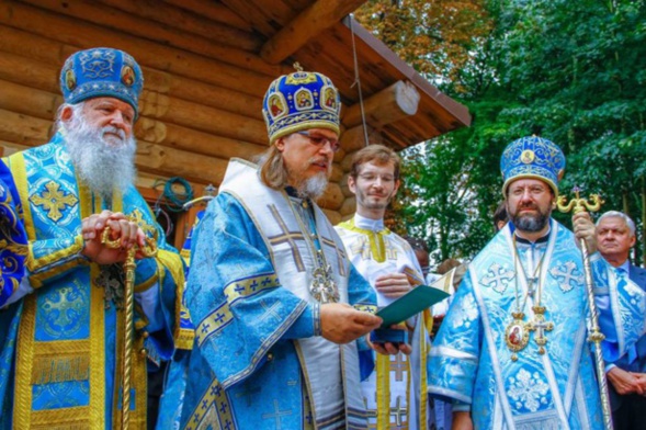 Son Eminence l’archevêque Marc d’Egorievsk (PM),l'archevêque Michel (Donskoff) de Genève (EORHF)  et l’archevêque Job à la consécration de l’église du Séminaire russe