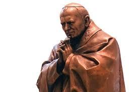 Une statue de Jean-Paul II dans le square Jean XXIII