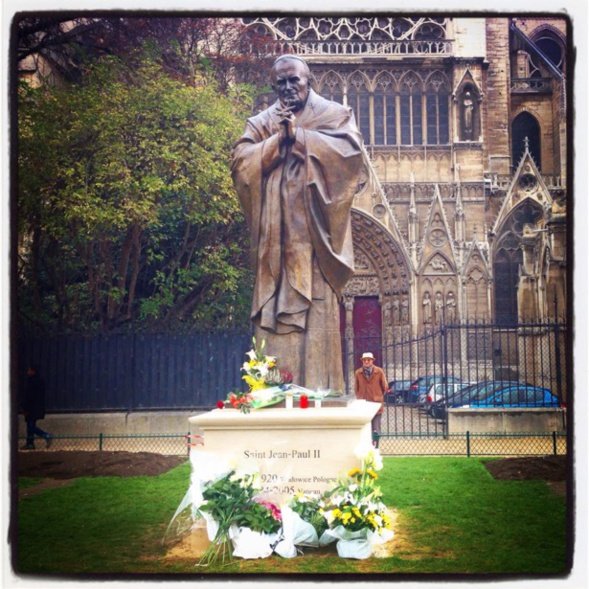 Une statue de Jean-Paul II dans le square Jean XXIII