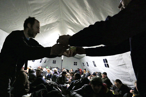 A Moscou, un « Hangar-compassionnel » a été mis en place le 1 décembre 2014 et le projet de foyer pour enfants invalides