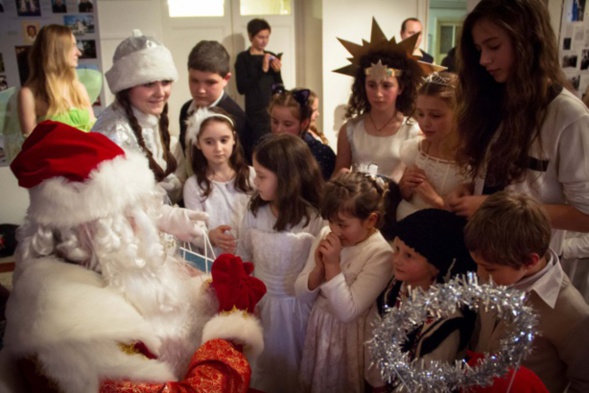 Fête de Noël pour enfants au Séminaire, bénie et réjouissante! Fête de Noël pour enfants au Séminaire, bénie et réjouissante!