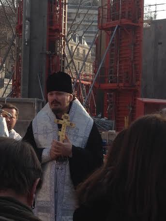 Un office d'action de grâce a été dit  par Mgr Nestor,évêque de Chersonèse à l'emplacement du  chantier de la cathédrale orthodoxe, quai Branly.