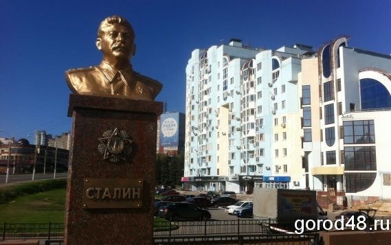 Les croyants orthodoxes veulent que le buste de Staline récemment érigé dans la ville de Lipetzk soit déboulonné Les croyants orthodoxes veulent que le buste de Staline récemment érigé dans la ville de Lipetzk soit déboulonné