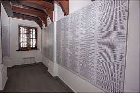 De grandes plaques sur lesquelles sont énumérées les victimes de la répression ont été installées dans l’église Saint Alexandre à Tobolsk