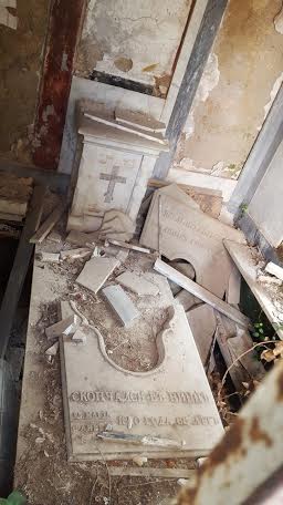 Une publication datée de 2012: Portes closes au cimetière russe de Nice et photos récentes (2016) Une publication datée de 2012: Portes closes au cimetière russe de Nice et photos récentes (2016)