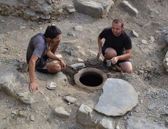 Un récipient contenant de l’eau bénite non corrompue depuis 1.300 ans a été trouvé en Géorgie Un récipient contenant de l’eau bénite non corrompue depuis 1.300 ans a été trouvé en Géorgie