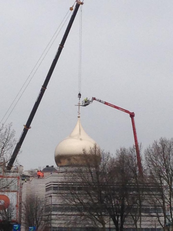 Le premier des cinq bulbes  et la croix de la cathédrale orthodoxe de la Sainte-Trinité domine désormais les berges de la Seine