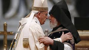 Le pape François met à pied d’égalité le génocide des arméniens, la Shoah et les crimes de Staline