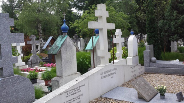 L’association de jeunesse « Chersonèse » a remis en ordre et aménagé  près de 50 tombes au cimetière de Sainte Geneviève des Bois