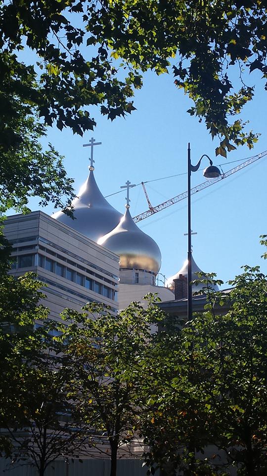 L'ensemble des cinq coupoles de la cathédrale quai Branly sont désormais installées