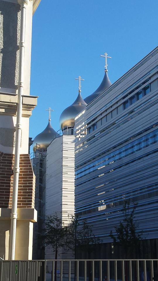 L'ensemble des cinq coupoles de la cathédrale quai Branly sont désormais installées