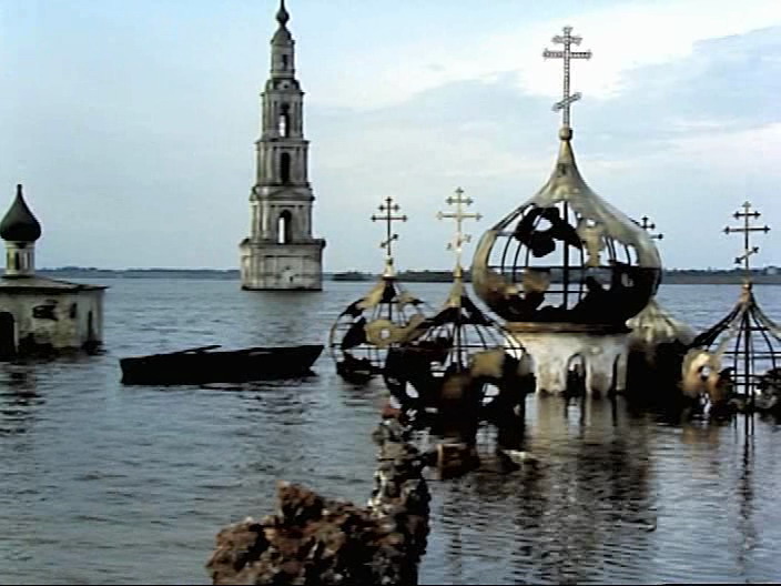 L’hégoumène d’un monastère moscovite participe avec des plongeurs à la recherche des églises englouties à la construction du réservoir de Rybinsk