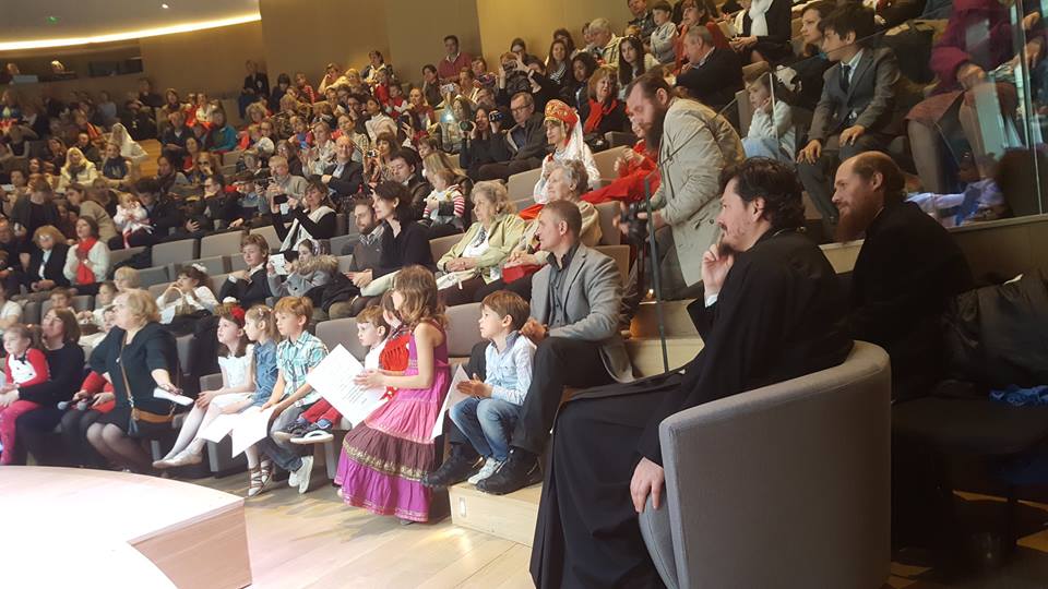Album photo: les enfants fêtent  Pâques à la cathédrale de la Sainte Trinité