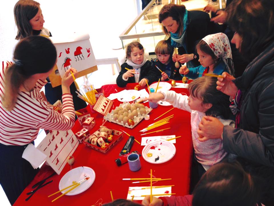 Album photo: les enfants fêtent  Pâques à la cathédrale de la Sainte Trinité