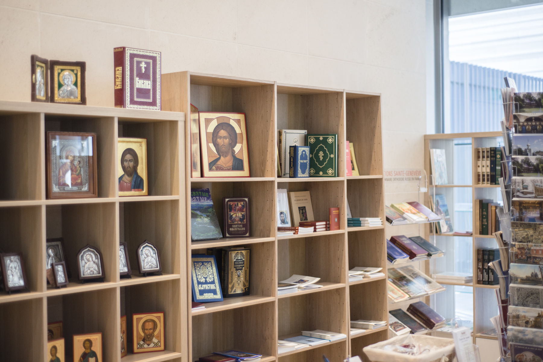 La librairie et la boutique du Centre spirituel  de la Cathédrale orthodoxe russe à Paris 