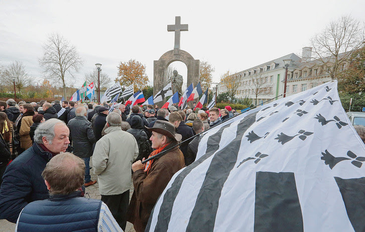 Symbole de l’« identité chrétienne » - la statue de Jean-Paul II fait front