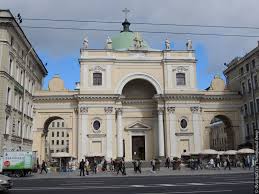 La façade de l’église catholique Sainte-Catherine a été restaurée  pour l’ouverture de la Coupe du monde de foot