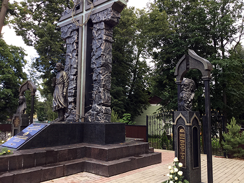 Un monument aux nouveaux-martyrs le père Paul Florensky, la Grande-duchesse Élisabeth et l'archimandrite Kronid est inauguré à Sergiev Possad