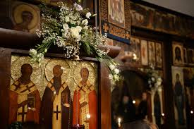 Une parcelle du Précieux Bois de la Sainte Croix  a été offerte à l'église des Trois Saints Hiérarques par l'archimandrite Siméon